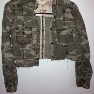 Cropped camouflage denim jacket
